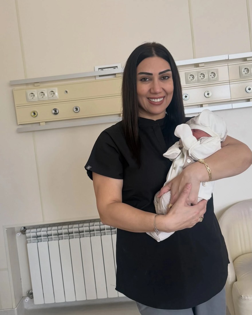 Dr. Nigar Qəhrəmanova — yeni doğulmuş körpə ilə